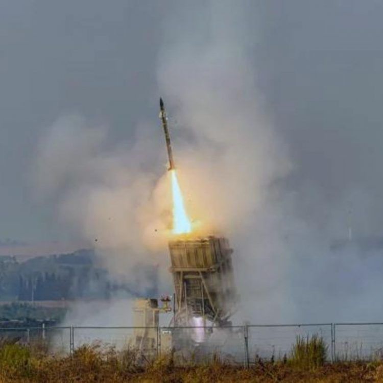 Disparan decenas de cohetes desde Líbano a Israel