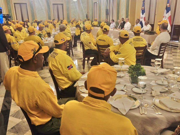Presidente reconoce labor de los bomberos forestales