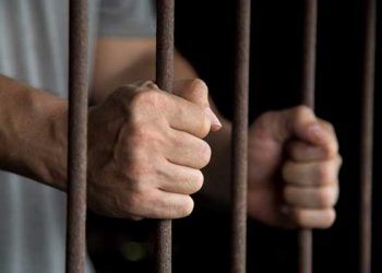 Condenan a 30 años de prisión a un agente de la Policía por intentar matar a su pareja