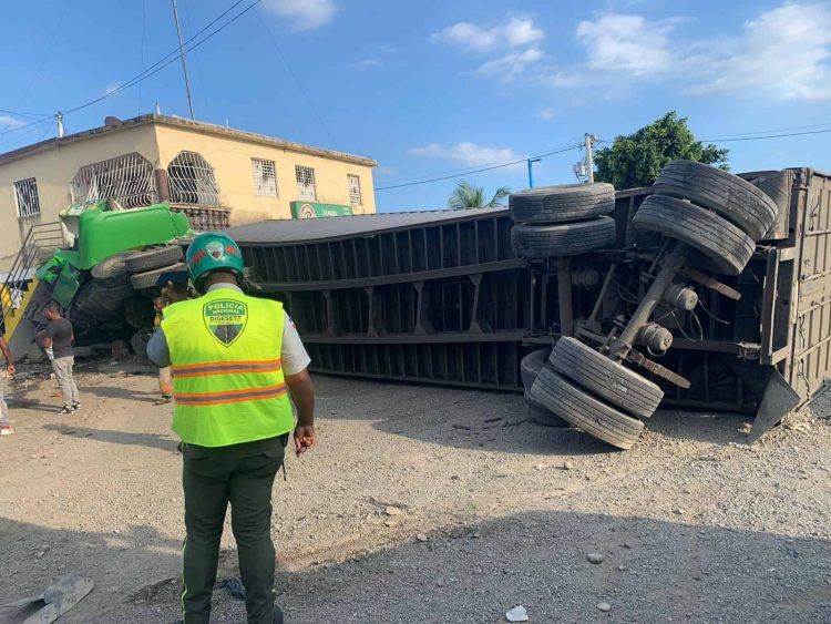Patana y yipeta chocan e impactan un colmado en Villa Altagracia