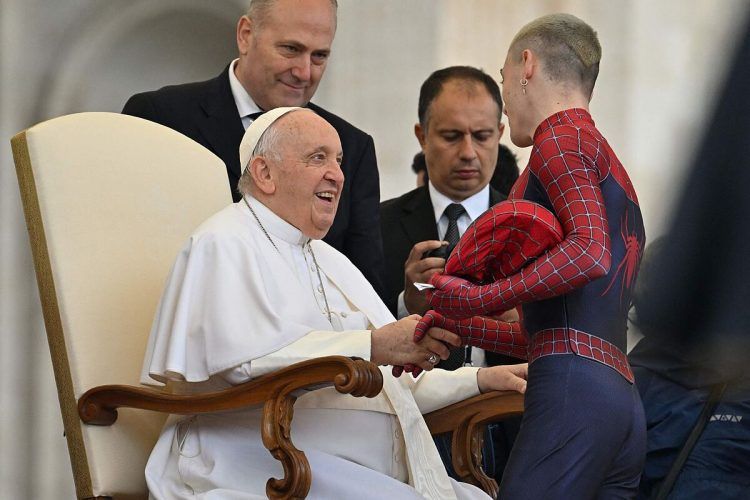Spiderman llega hasta el Vaticano para saludar al papa Francisco