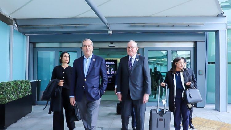 Abinader llega a Londres para la coronación del rey Carlos III