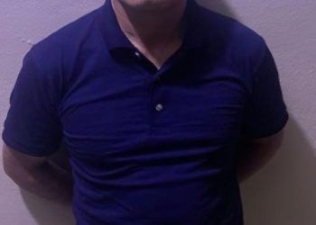 Detienen hombre mientras golpeaba a menor de edad en La Vega