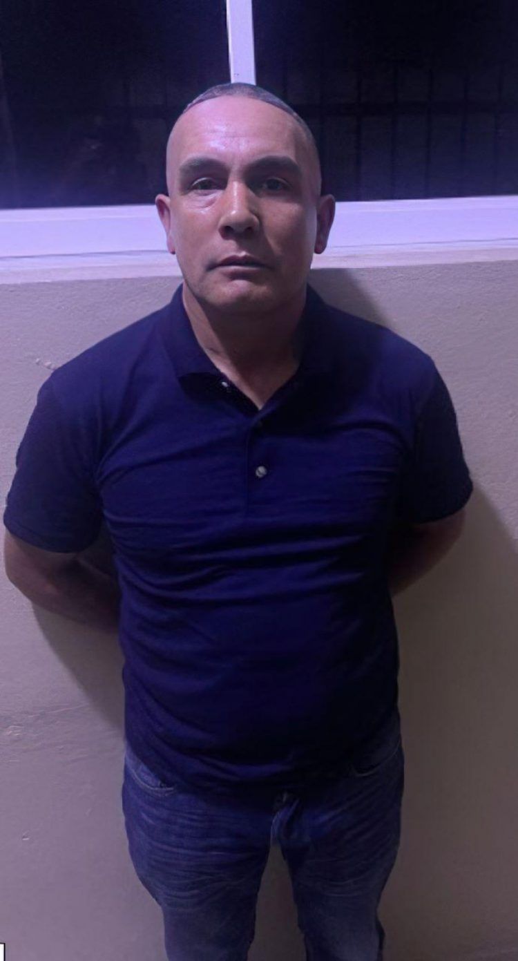 Detienen hombre mientras golpeaba a menor de edad en La Vega