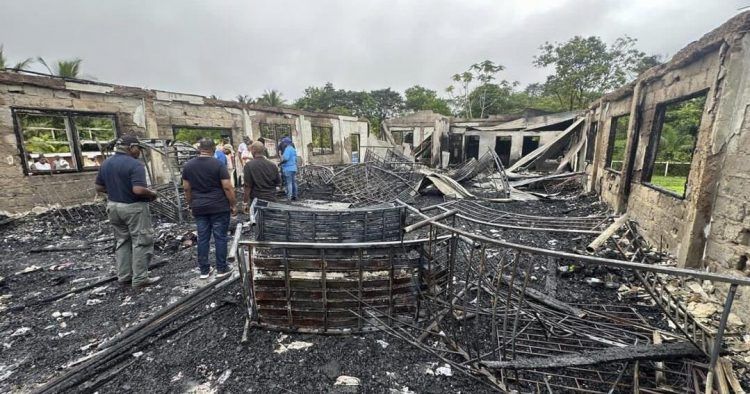Estudiante habría provocado incendio que mató a 19 jóvenes en Guyana
