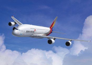 Pasajero abre puerta de emergencia de un avión en pleno vuelo