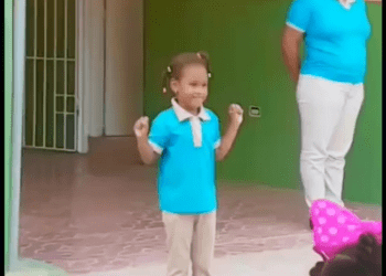 Niña sorda interpreta el Himno Nacional con lenguaje de señas