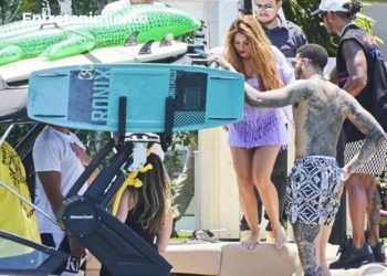 Captan a Shakira paseando en yate con el piloto Lewis Hamilton