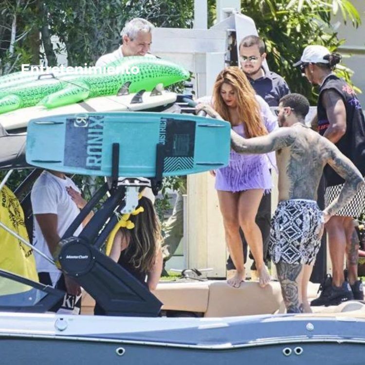 Captan a Shakira paseando en yate con el piloto Lewis Hamilton
