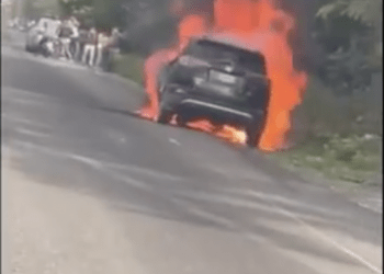 Vehículo se incendia en tramo carretero Pimentel-San Francisco de Macorís