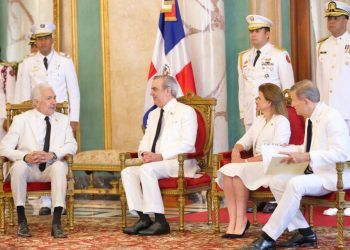 Abinader recibe cartas credenciales de ocho nuevos embajadores