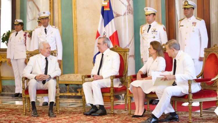 Abinader recibe cartas credenciales de ocho nuevos embajadores