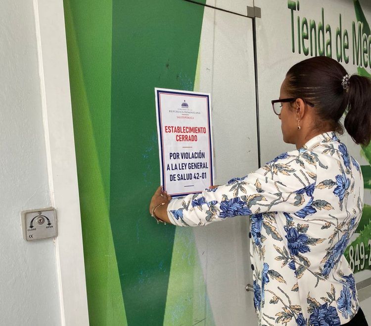 Salud Pública cierra centros que operaban sin licencia ni registro