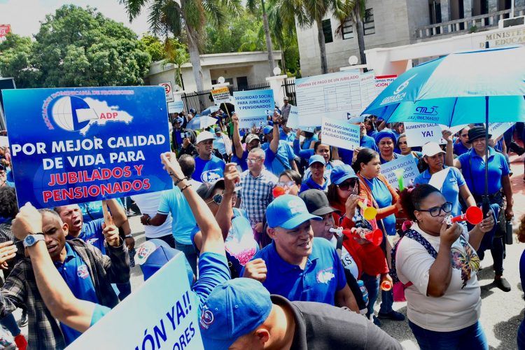 Ministerio de Educación dice “ADP ha tirado al zafacón RD$1,500 millones”