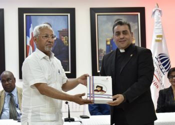 Minerd recibe libros de textos a ser utilizados en el próximo año escolar