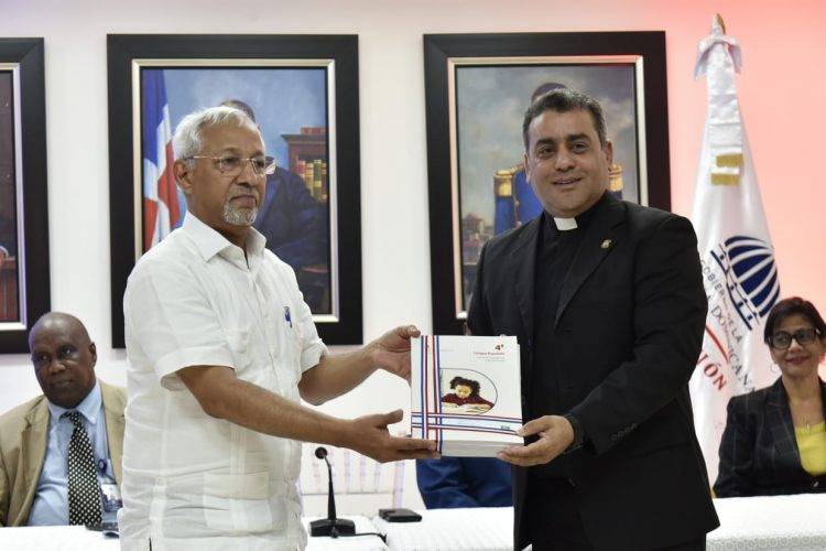 Minerd recibe libros de textos a ser utilizados en el próximo año escolar