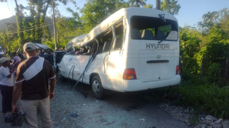 Varios muertos tras accidente entre autobús escolar y patana en Hato Mayor