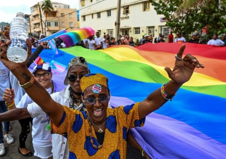 ¡A ritmo de conga! comunidad LGBT celebra matrimonio igualitario en Cuba