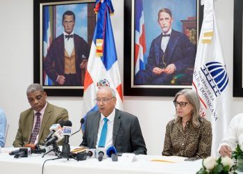 Prohibirán a maestros la interacción fuera del aula con estudiantes