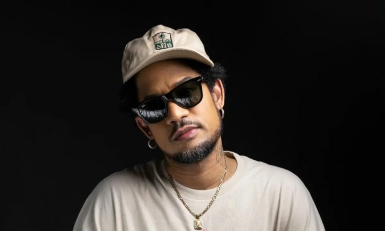 Vakero renuncia a su nombre artístico mediante su nueva canción.