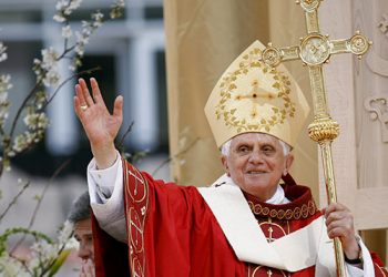 Roban la cruz pectoral de Benedicto XVI en Baviera, Alemania