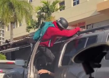 Motorista golpea a conductor de yipeta que supuestamente lo chocó