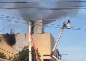 Se registra incendio en una tienda en Azua de Compostela