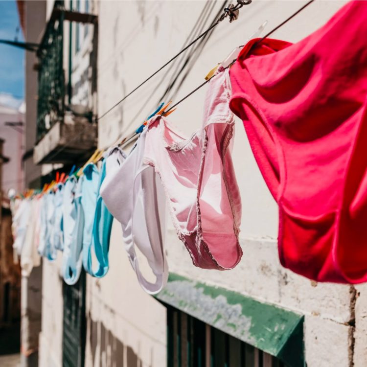 Hoy es el Día Mundial de las Mujeres Sin Ropa Interior