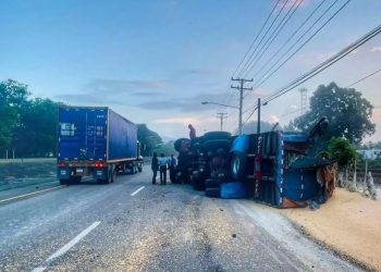 Moradores roban sacos de maíz de camión accidentado en Autopista Duarte