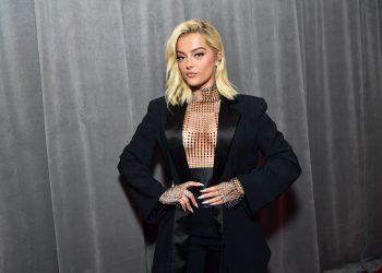 Beba Rexha es golpeada en la cara con un celular en pleno concierto