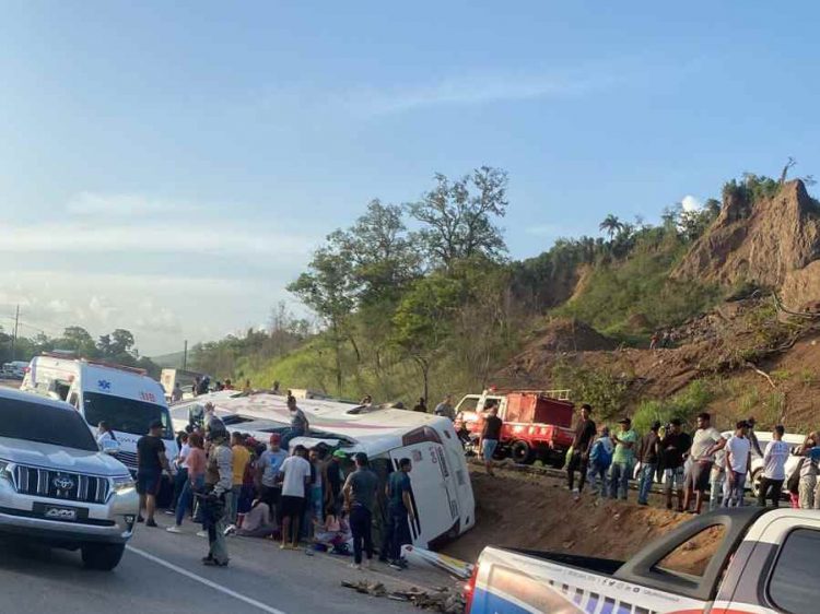 Cinco fallecidos y decenas de heridos en accidente en la autopista Duarte