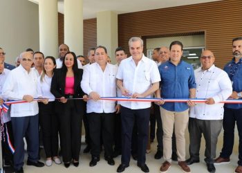Abinader inaugura hospital en Esperanza y un puente en Mao, Valverde