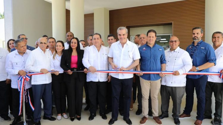 Abinader inaugura hospital en Esperanza y un puente en Mao, Valverde