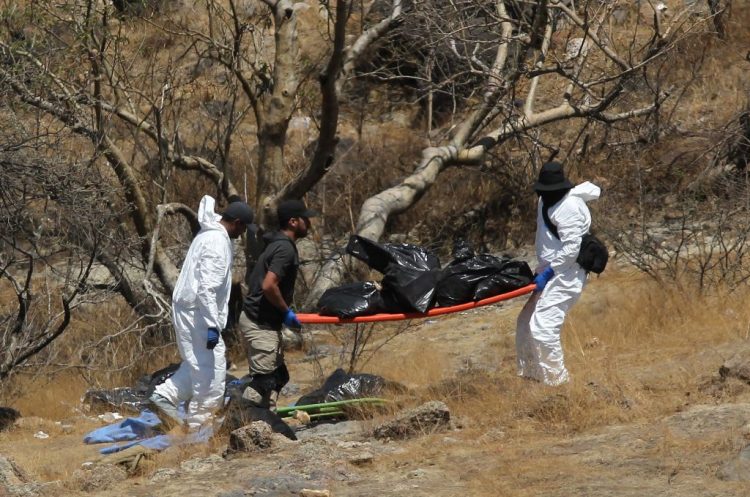 Encuentran cinco cuerpos dentro de una fosa clandestina en México