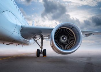 Trabajador muere absorbido por la turbina de un avión en aeropuerto de Texas