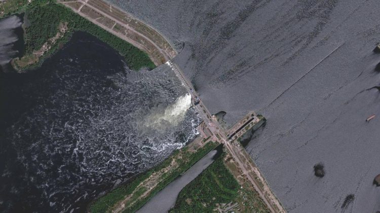 Ucrania acusa a Rusia de destruir la presa de Nova Kajovka