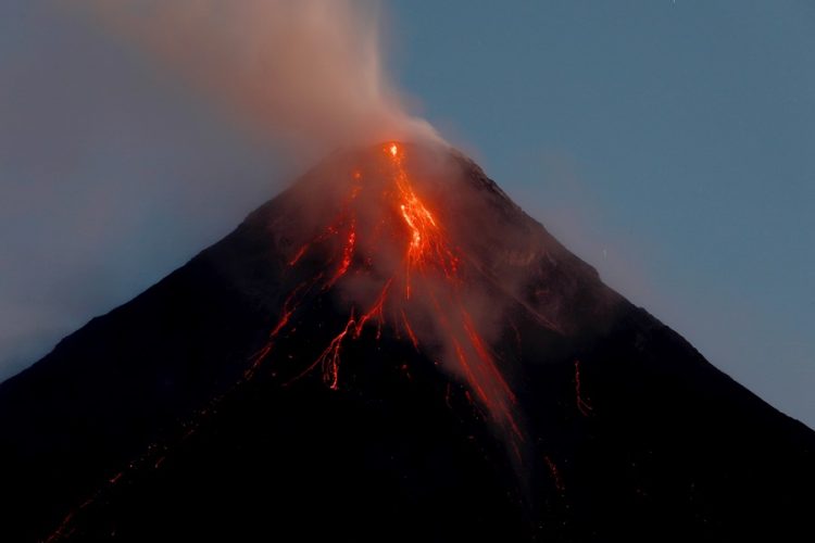 Crece la amenaza de una erupción explosiva del volcán Mayón en Filipinas