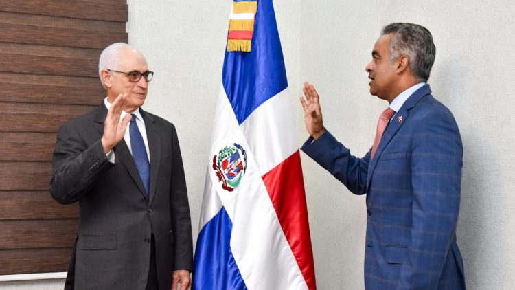 Juramentan a Sergio Antonio Grullón como nuevo miembro del Consejo SIE