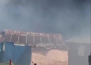 Voraz incendio destruye más de 20 viviendas en Batey de Puerto Plata