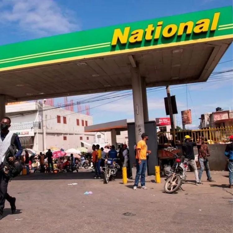 “Nadie ha sido arrestado hasta el momento” Aumenta el número de víctimas mortales en el ataque suicida ocurrido este domingo durante una reunión del partido religioso Jamiat Ulema-i-Islam (JUI-F) en Pakistán a 44. EFE oficial de policía Shafiq Ullah, comisaría de Khar informó "El número de muertos es ahora de 44 y más de 100 están heridos. La investigación está en curso y nadie ha sido arrestado hasta el momento en relación con la explosión". El atacante detonó sus explosivos cerca del escenario donde se llevaba a cabo un sermón religioso en la ciudad de Khar, ubicada en la provincia norteña de Khyber Pakhtunkhwa, según informaron las autoridades. Diversos grupos e instituciones han condenado este acto de violencia, incluido el Tehreek-e-Taliban Pakistan (TTP), el principal grupo talibán en el país, que expresó sus condolencias por las víctimas.