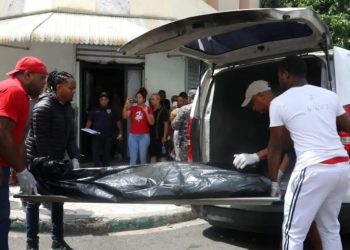 Hombre mata a expareja y luego se lanza del Puente de la 17