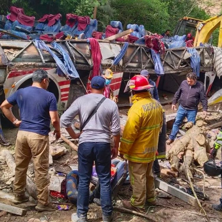 Mueren 29 personas en accidente de autobús en Oaxaca, México
