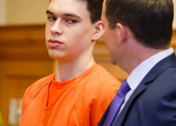 Condenan a cadena perpetua a adolescente que mató a golpes a maestra en Iowa