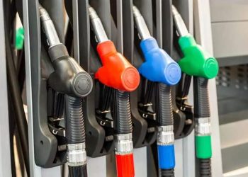 Gobierno mantiene precios de la mayoría de los combustibles congelados