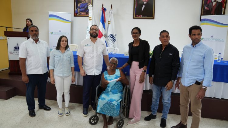 Gobierno otorga pensiones a 62 pescadores de La Altagracia