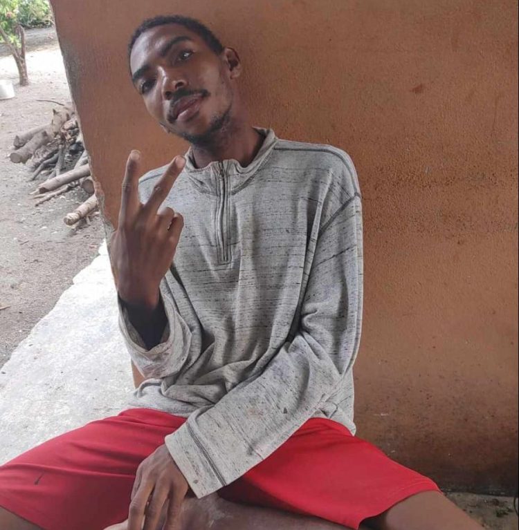 Joven es acusado de matar a su madre de un machetazo en Azua