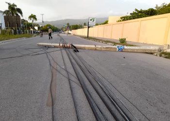 Camión derriba 5 postes del tendido eléctrico en Barahona y deja varios sectores sin luz