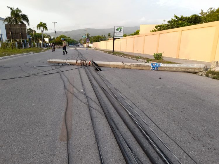 Camión derriba 5 postes del tendido eléctrico en Barahona y deja varios sectores sin luz