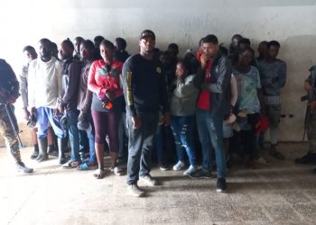 Detienen 34 haitianos indocumentados que viajaban dentro de un camión