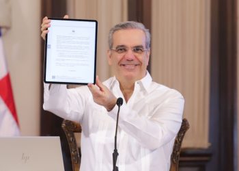 Presidente Luis Abinader firma primer decreto de manera digital